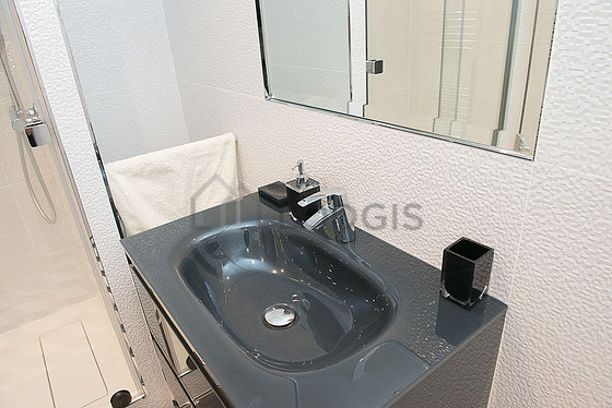 Salle de bain équipée de lave linge, sèche linge, etagère