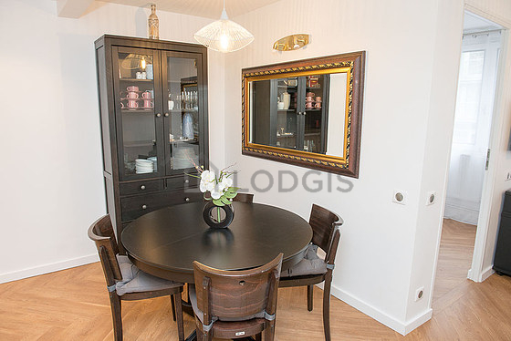 Salon avec du parquet au sol