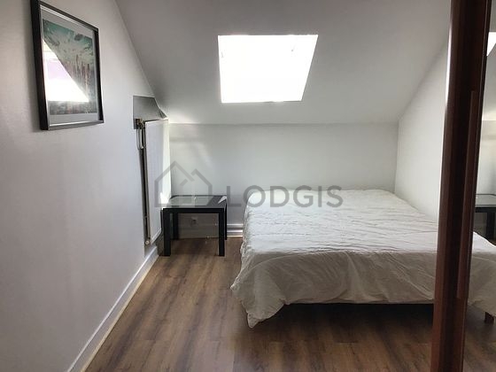 Chambre avec du parquet au sol