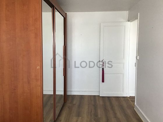 Chambre avec fenêtres double vitrage
