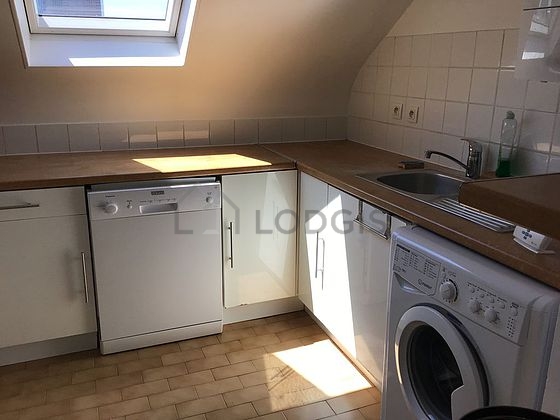 Cuisine équipée de lave linge, réfrigerateur, hotte, vaisselle