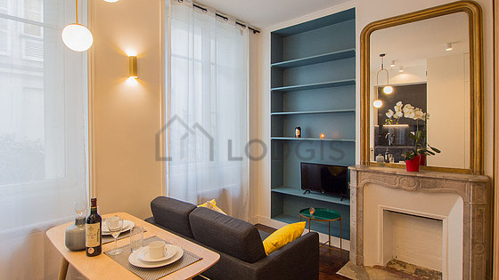 Salon avec du parquet au sol