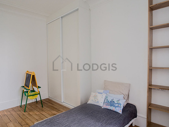Chambre de 18m² avec du parquet au sol
