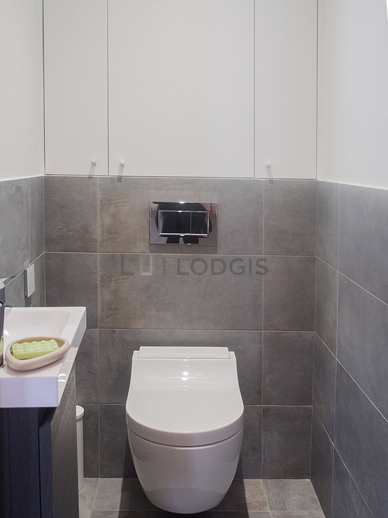 Toilettes indépendantes de la salle d'eau