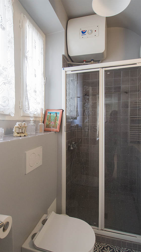 Salle de bain équipée de serviettes de bain