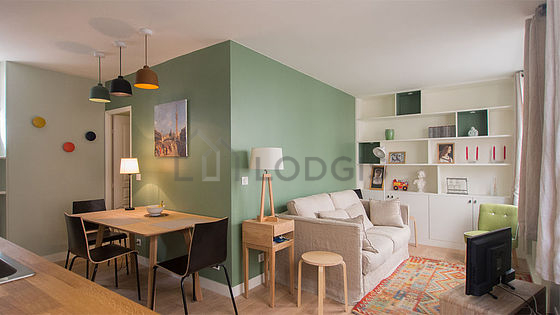 Séjour très calme équipé de 1 canapé(s) lit(s) de 140cm, télé, 1 fauteuil(s), 1 chaise(s)