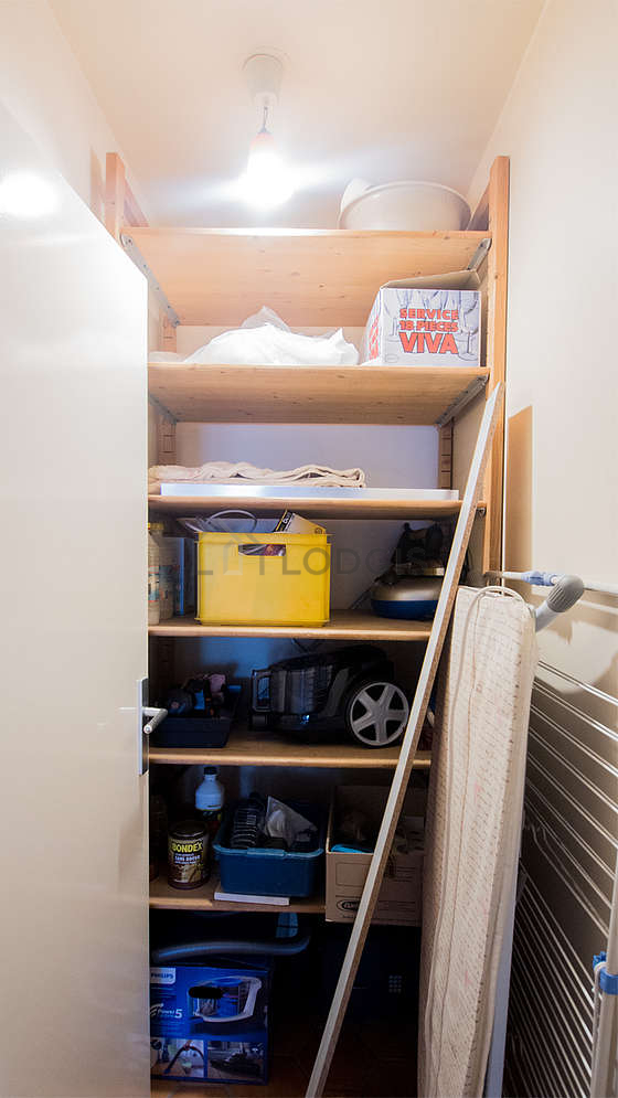 Cubbyhole with tile floor
