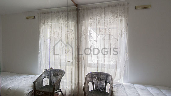 Chambre donnant sur rue