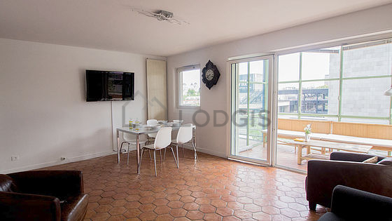 Salon avec des tomettes au sol