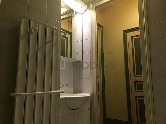 Agréable salle de bain claire avec du parquet au sol
