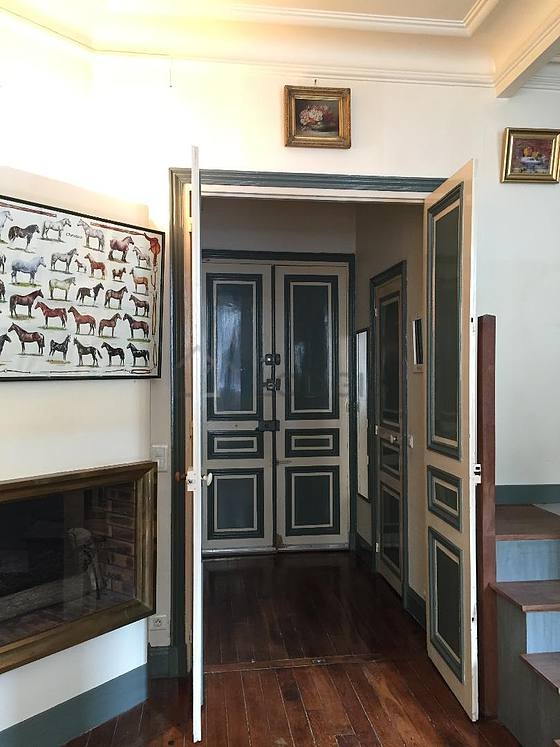 Séjour très calme équipé de 1 lit(s) armoire de 160cm, télé, lecteur de dvd, 1 fauteuil(s)