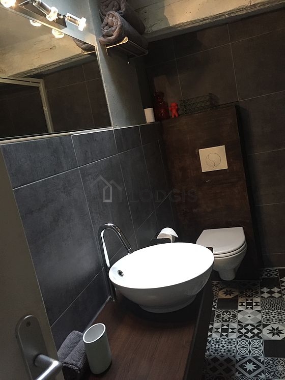 Salle de bain équipée de douche séparée