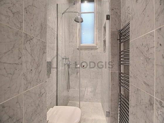Salle de bain équipée de serviettes de bain