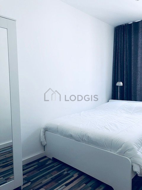 Bedroom of 9m² with wooden floor
