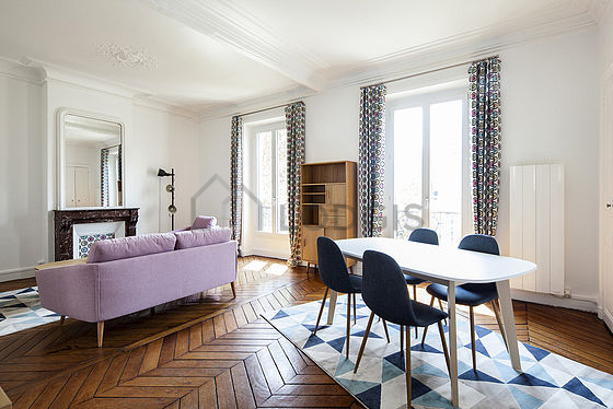 Grand salon de 29m² avec du parquet au sol
