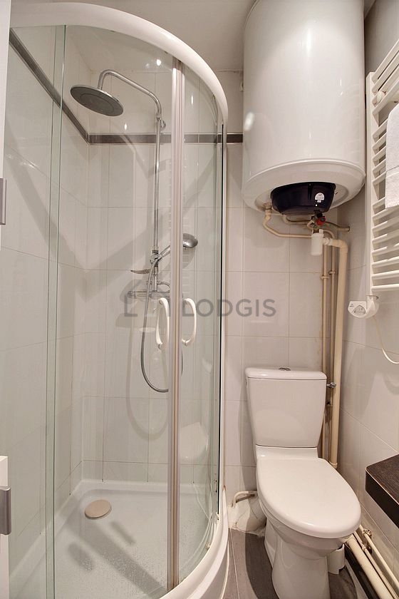 Agréable salle de bain avec du carrelage au sol