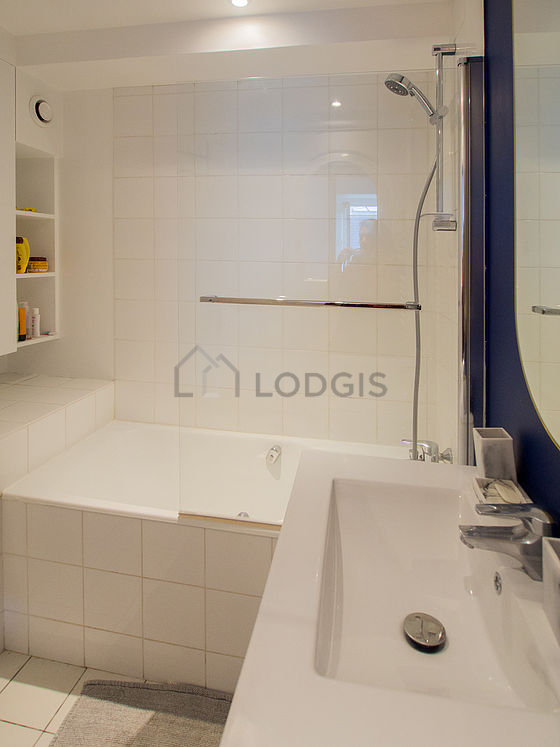 Bathroom equipped with bath towels
