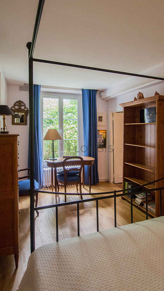 Bedroom equipped with dvd player, 1 armchair(s)