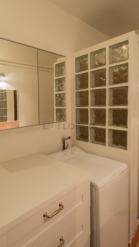 Agréable salle de bain avec du carrelage au sol