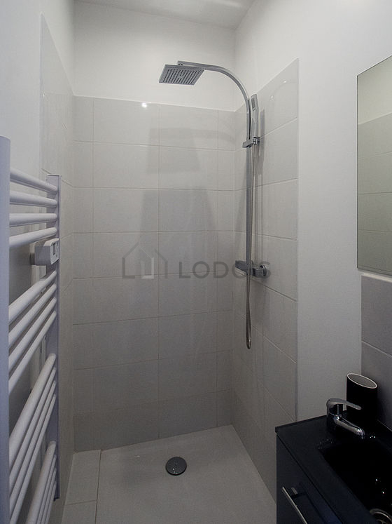 Pleasant and very bright bathroom with tile floor