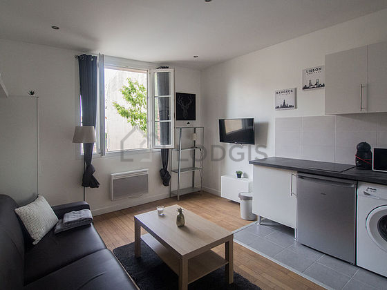 Séjour très calme équipé de 1 canapé(s) lit(s) de 140cm, télé, penderie