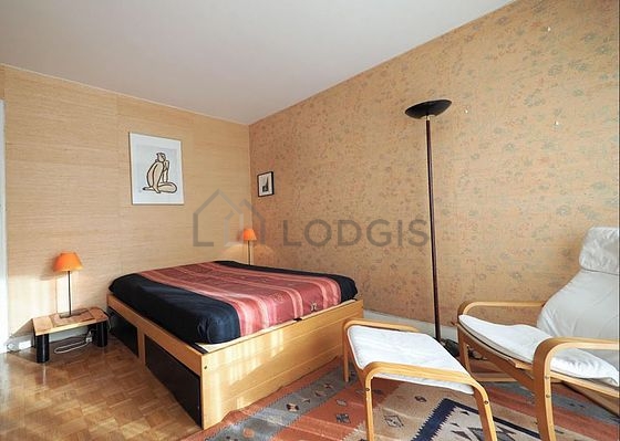 Chambre avec fenêtres