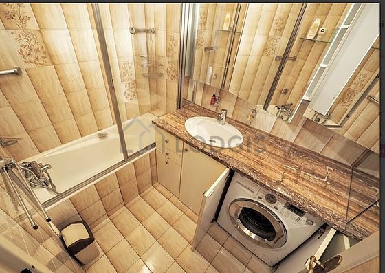 Salle de bain équipée de lave linge, serviettes de bain