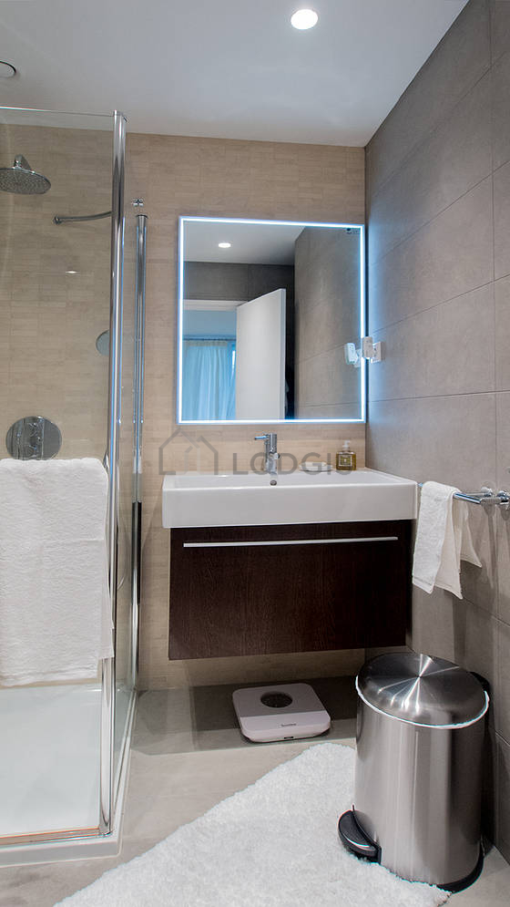 Salle de bain équipée de serviettes de bain