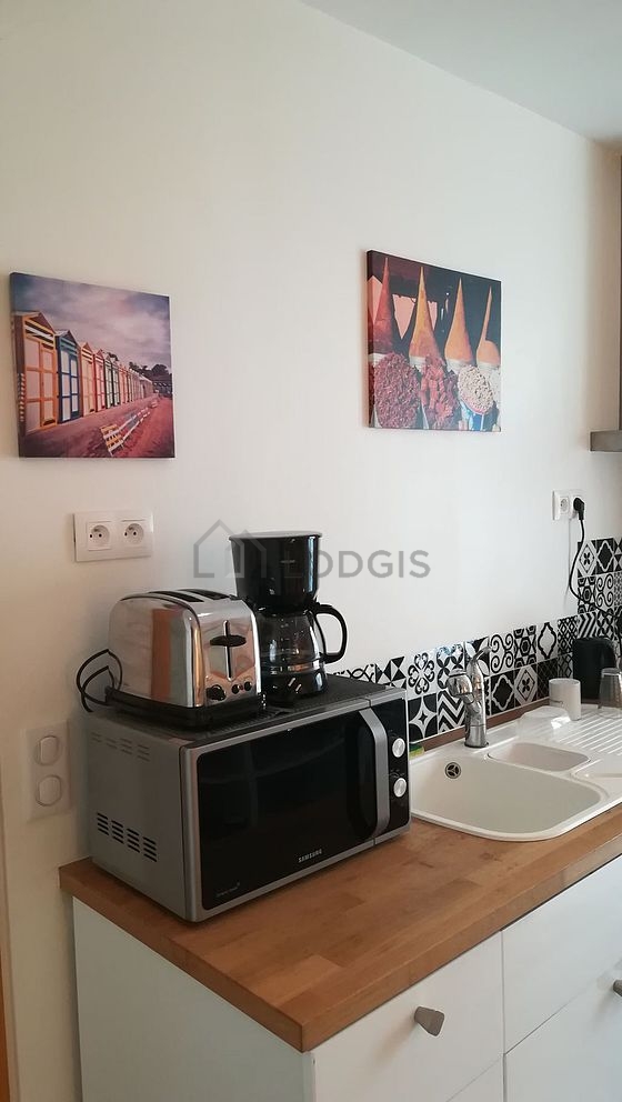 Cuisine équipée de lave vaisselle, plaques de cuisson, réfrigerateur, vaisselle
