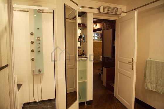 Bathroom equipped with bath towels