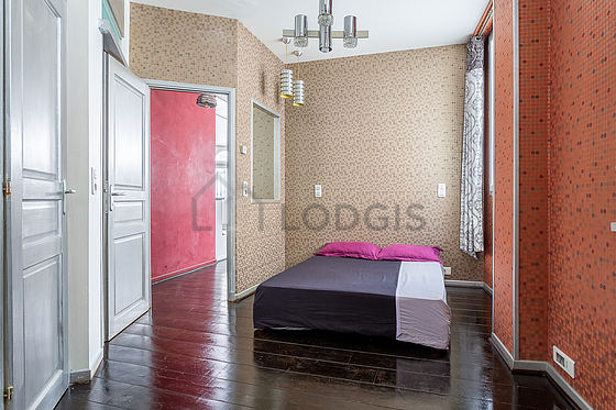 Chambre de 9m² avec du parquet au sol