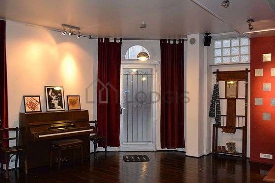 Very beautiful entrance with woodenfloor and equipped with 1 chair(s)