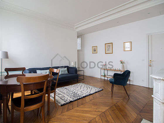 Great, quiet and bright sitting room of an apartmentin Paris
