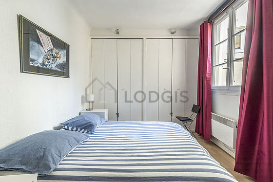 Chambre avec du parquet au sol