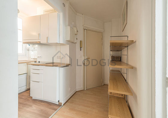 Cuisine équipée de lave vaisselle, plaques de cuisson, réfrigerateur, hotte