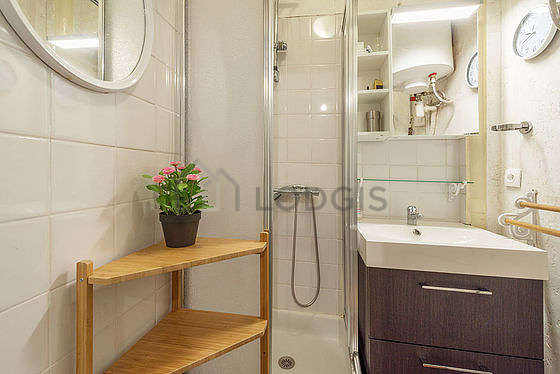 Agréable salle de bain très claire avec du parquetau sol