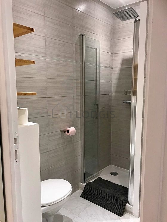 Pleasant and very bright bathroom with tile floor