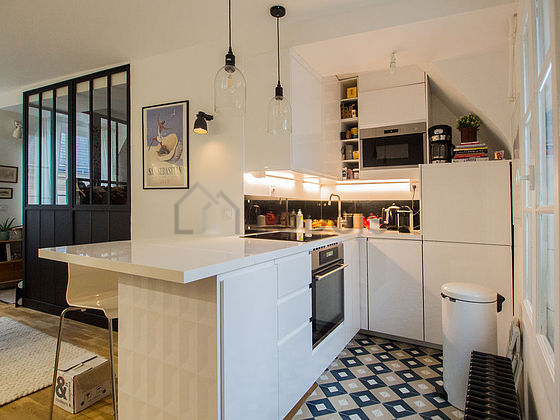 Cuisine équipée de lave vaisselle, plaques de cuisson, réfrigerateur, vaisselle