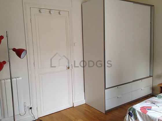 Chambre avec du parquet au sol