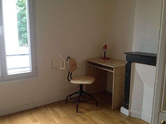 Chambre très lumineuse équipée de bureau, armoire, 1 chaise(s)