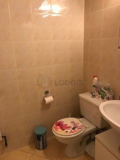 Salle de bain équipée de lave linge, baignoire, douche dans baignoire