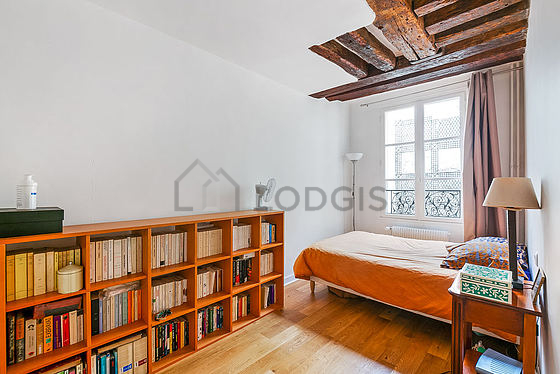 Chambre avec du parquet au sol