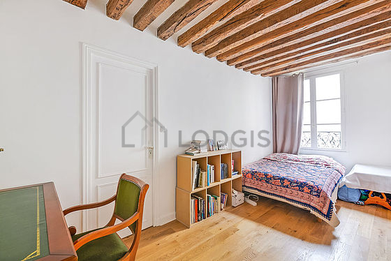 Chambre avec fenêtres