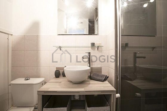 Pleasant and very bright bathroom with tile floor