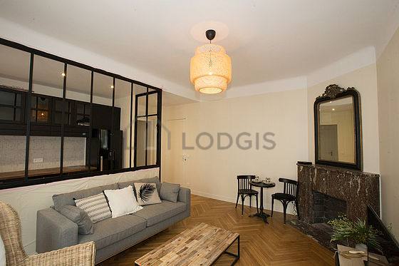 Salon de 17m² avec du parquet au sol