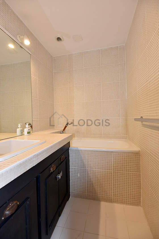Belle salle de bain claire avec du carrelage au sol