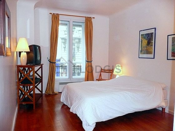 Chambre avec du parquet au sol