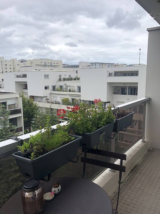 Terrasse très calme et très lumineuse avec du carrelage au sol