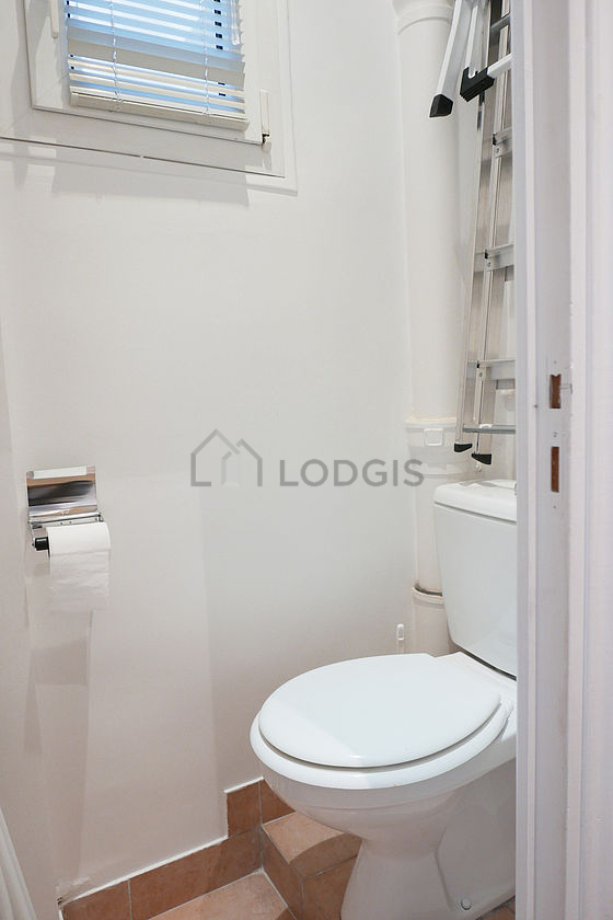 Toilettes indépendantes de la salle d'eau