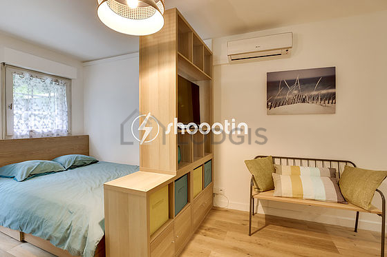 Very quiet living room furnished with 1 bed(s) of 140cm, air conditioning, tv, 1 armchair(s)